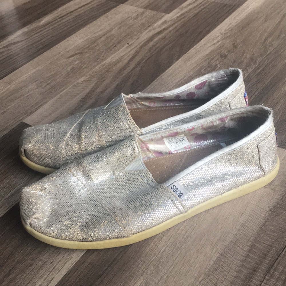 Bobs youth size 5 silver shimmer walking shoe